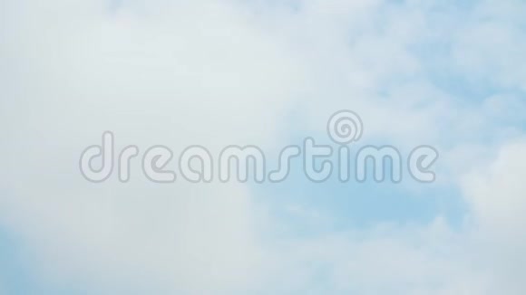 飞机在蓝天上起飞视频的预览图