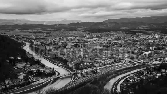 斯洛文尼亚Celje的汽车交通萨文贾河上的桥空中景观视频的预览图