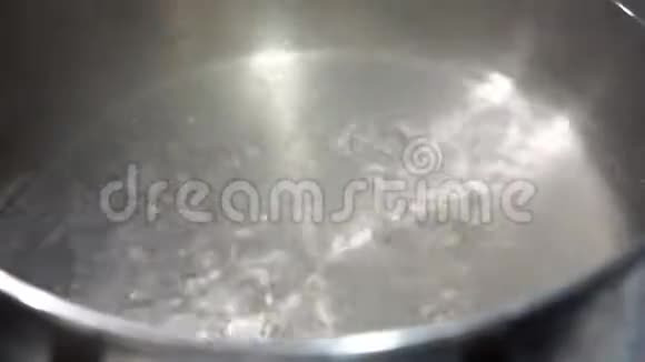 芬奇萨煮玻璃面烹饪视频的预览图