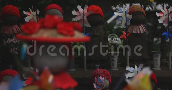 东京白天的科普空间戴红帽子的女神像守护者视频的预览图