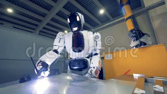 机器人与焊接机一起工作关闭一个机器人在工厂焊接一张金属片视频的预览图