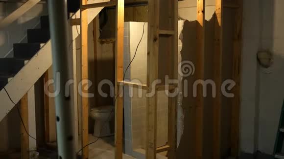 在改造初期被拆除的地下室浴室视频的预览图