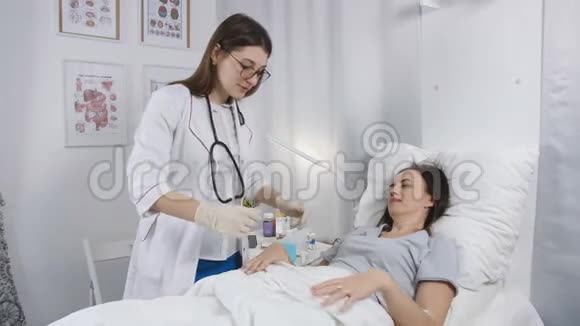 医生检查躺在医院里的病人的腹部视频的预览图