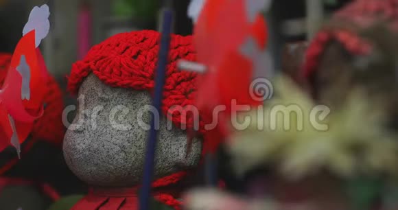 东京白天的科普空间戴红帽子的女神像守护者视频的预览图