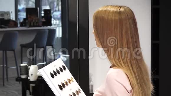 快乐美丽的女人坐在理发室竖起大拇指视频的预览图