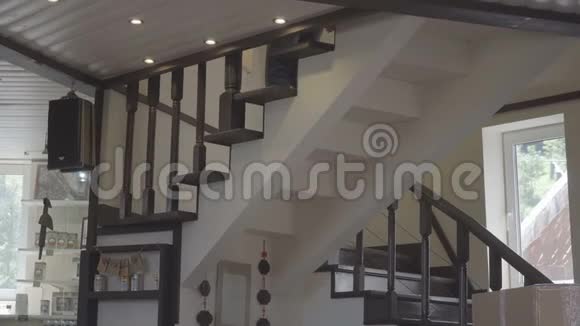 一个穿着牛仔裤的年轻人在家走楼梯视频的预览图