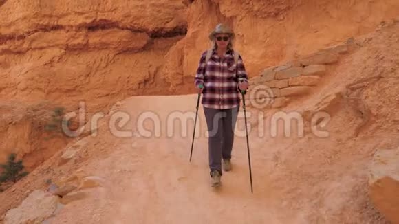 沿峡谷徒步旅行的成年白种人妇女视频的预览图