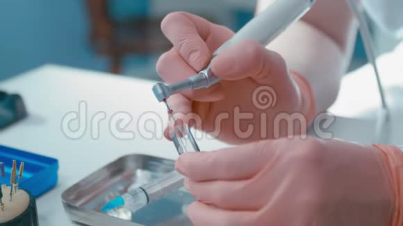 牙科医生正在接受有关样本清洁和塑造牙根管的培训视频的预览图