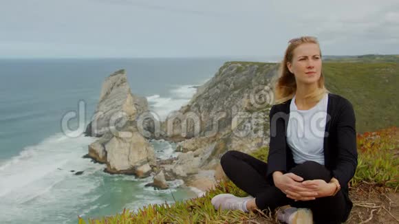 在葡萄牙的CabodaRoca年轻女子欣赏海景视频的预览图