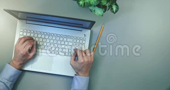 男人在笔记本电脑键盘上打字顶部视图视频的预览图