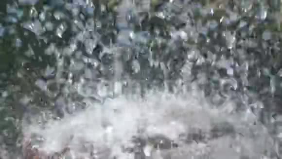 大滴喷泉动作缓慢视频的预览图