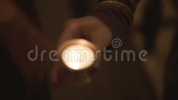 专业女性hatha瑜伽冥想阿育吠陀佛教教教导医女客户带香蜡烛视频的预览图