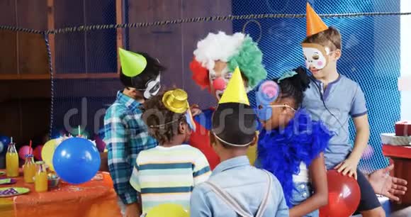 小丑在生日聚会4k期间与孩子们互动视频的预览图