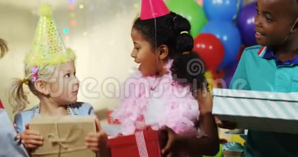 生日派对期间孩子们手持礼品盒视频的预览图
