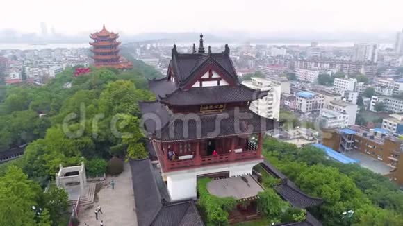 中国武汉2017年5月2日红门钟庙公园日黄鹤航空无人机全景视频的预览图