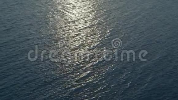 4k空中观景飞越海洋水面夏日的海景视频的预览图