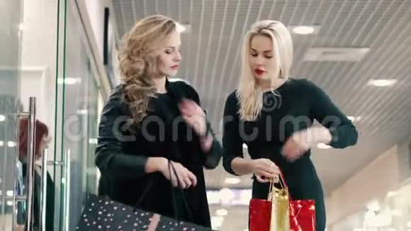 两名年轻女子在商场购物的画像视频的预览图