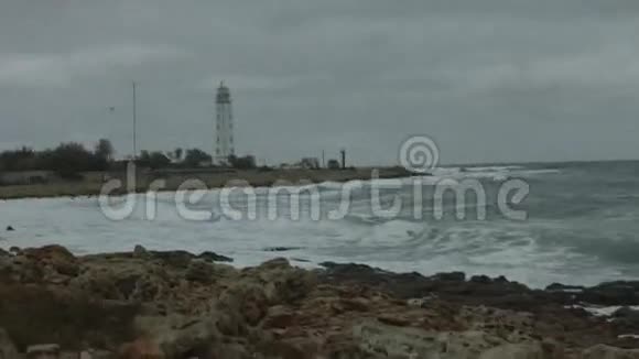 暴风雨中的空海滩视频的预览图