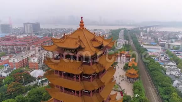 中国武汉2017年5月2日白天武汉城市景观黄鹤寺空中全景视频的预览图