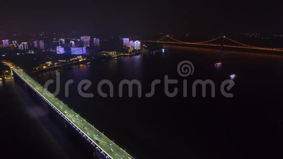 中国武汉2017年5月2日夜间照明城市景观青川桥空中无人机视频的预览图