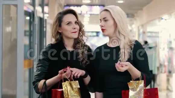 两个年轻女子在商场购物时交流视频的预览图