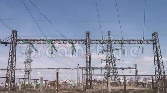 发电厂的电气工程结构支架上的高压电线电力线路分配和分配视频的预览图