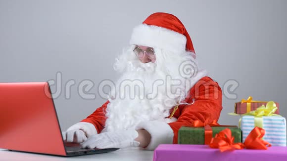 圣诞老人正在电脑前工作笑了50英尺视频的预览图