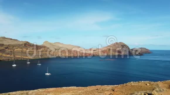 4K视频的岩石悬崖和清澈的水的大西洋与白色游艇视频的预览图