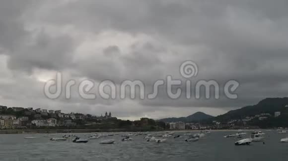 从多诺斯蒂亚圣塞巴斯蒂安的码头上看到著名的拉康查海滩的时间推移该码头是位于视频的预览图