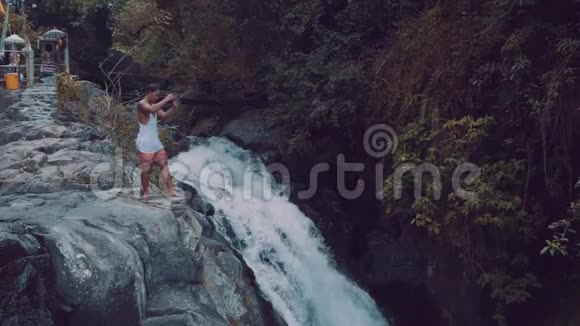 一个人跳进巴厘岛的阿灵瀑布视频的预览图