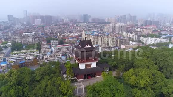 中国武汉2017年5月2日红门钟庙公园日黄鹤航空无人机全景视频的预览图