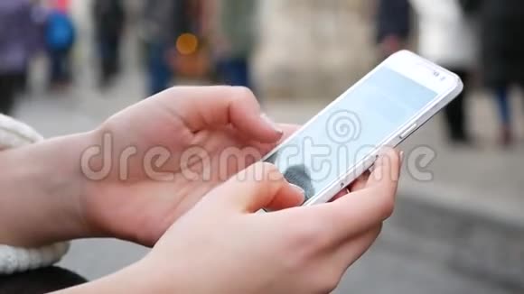 在繁忙的公共场所女人用手机的特写镜头视频的预览图
