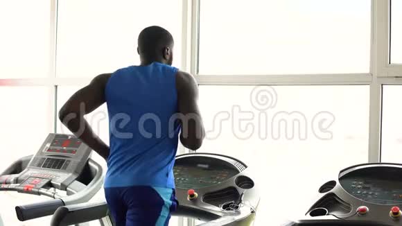 美国黑人肌肉男在健身房跑步机上跑步锻炼运动视频的预览图