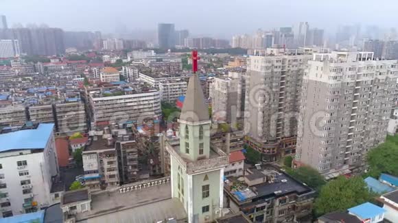 中国武汉2017年5月2日城市中心日周围教堂建筑的无人机空中视图视频的预览图