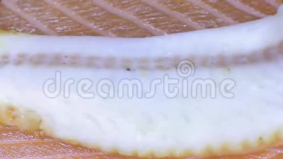 一块鳗鱼放在鲑鱼上视频的预览图