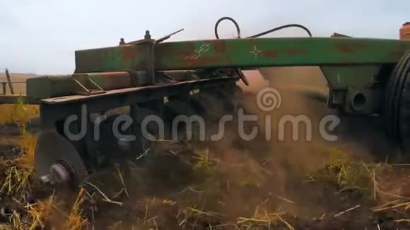 机械犁犁耕田视频的预览图