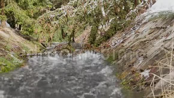 快速移动的瀑布在河流上产生巨大的泡沫全景拍摄和环境声音原始的环境声音视频的预览图