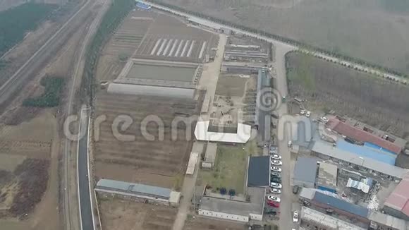 北京以外的农村贫困村在极端污染的白天有农田和火车轨道视频的预览图