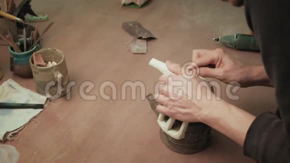 陶瓷车间做陶器视频的预览图