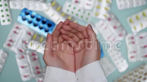 女医生她的手抓着很多水泡的药丸视频的预览图