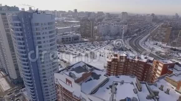 冬季俄罗斯城市平静的城市景观空中拍摄视频的预览图