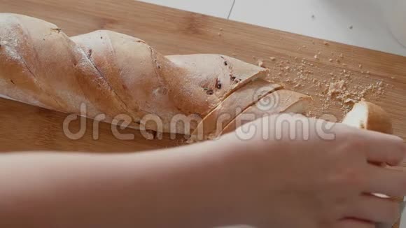 年轻女子吃切面包喝牛奶视频的预览图