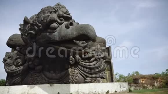 巴厘岛雕像加鲁达维斯努肯卡纳GWK公园视频的预览图