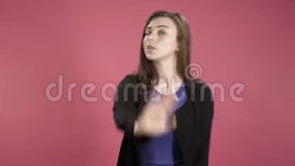 年轻的商务女性在粉红色背景下显示停止标志否认拒绝不同意视频的预览图