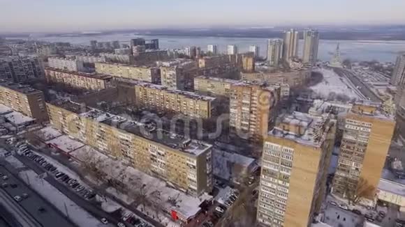 冬季俄罗斯萨马拉市的鸟瞰图视频的预览图