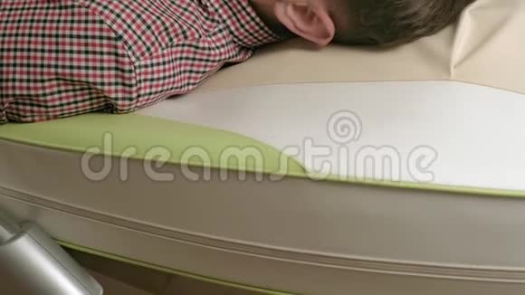 一个男人躺在按摩床上用玉辊按摩视频的预览图