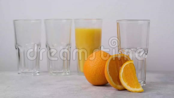 美味健康冷却的橙汁倒在玻璃杯里视频的预览图