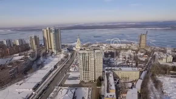 白天俄罗斯雪城鸟瞰宁静的风景视频的预览图