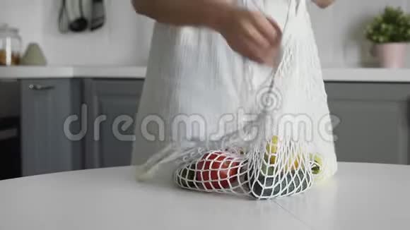 靠近女人从棉花购物袋里拿出黄瓜西红柿厨房上的辣椒零视频的预览图