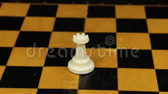 国际象棋新秀在中间打板特写轮换视频的预览图